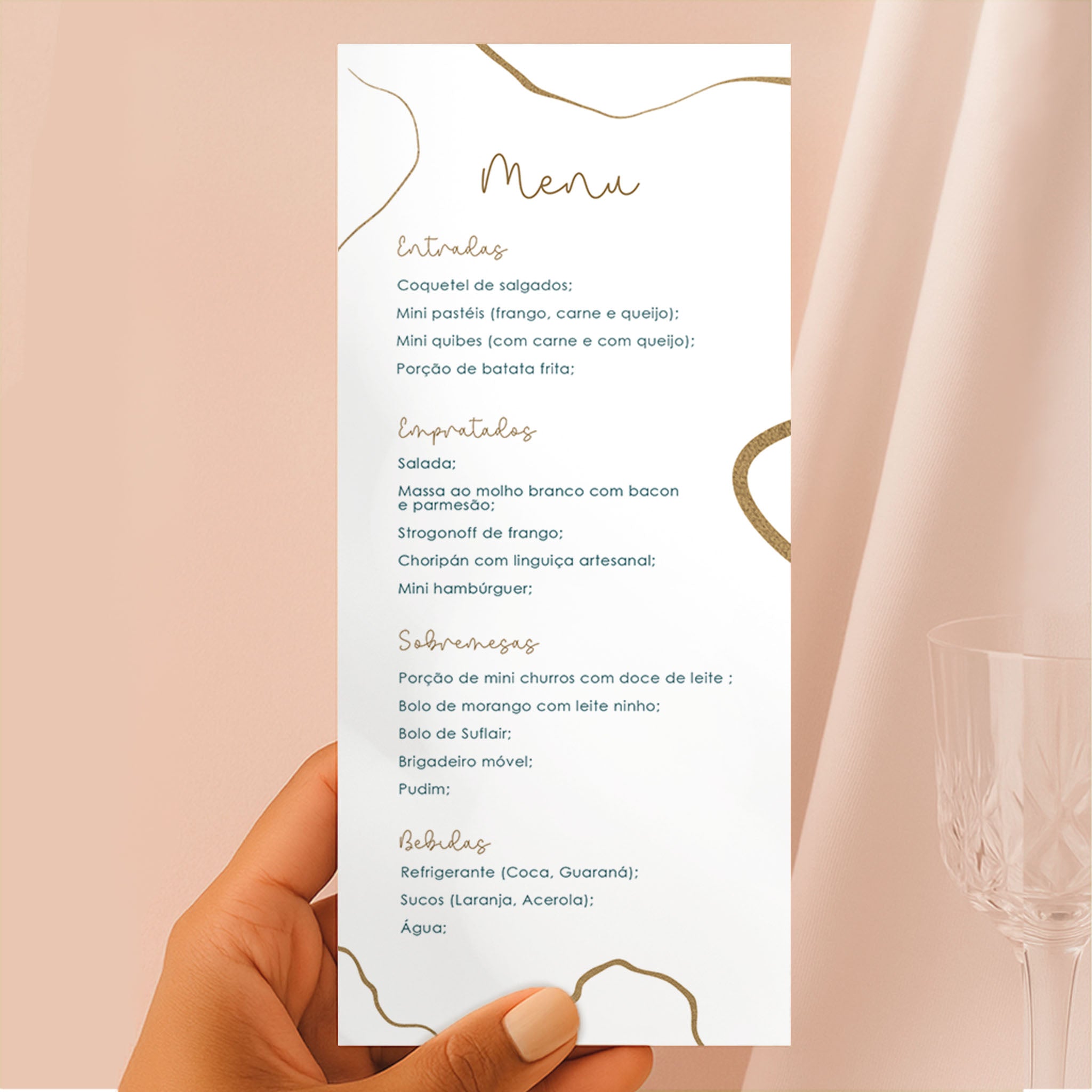 Cardápio minimalista com detalhes dourados sendo segurado por uma mão feminina sobre fundo rosado. Design elegante para festas e eventos.