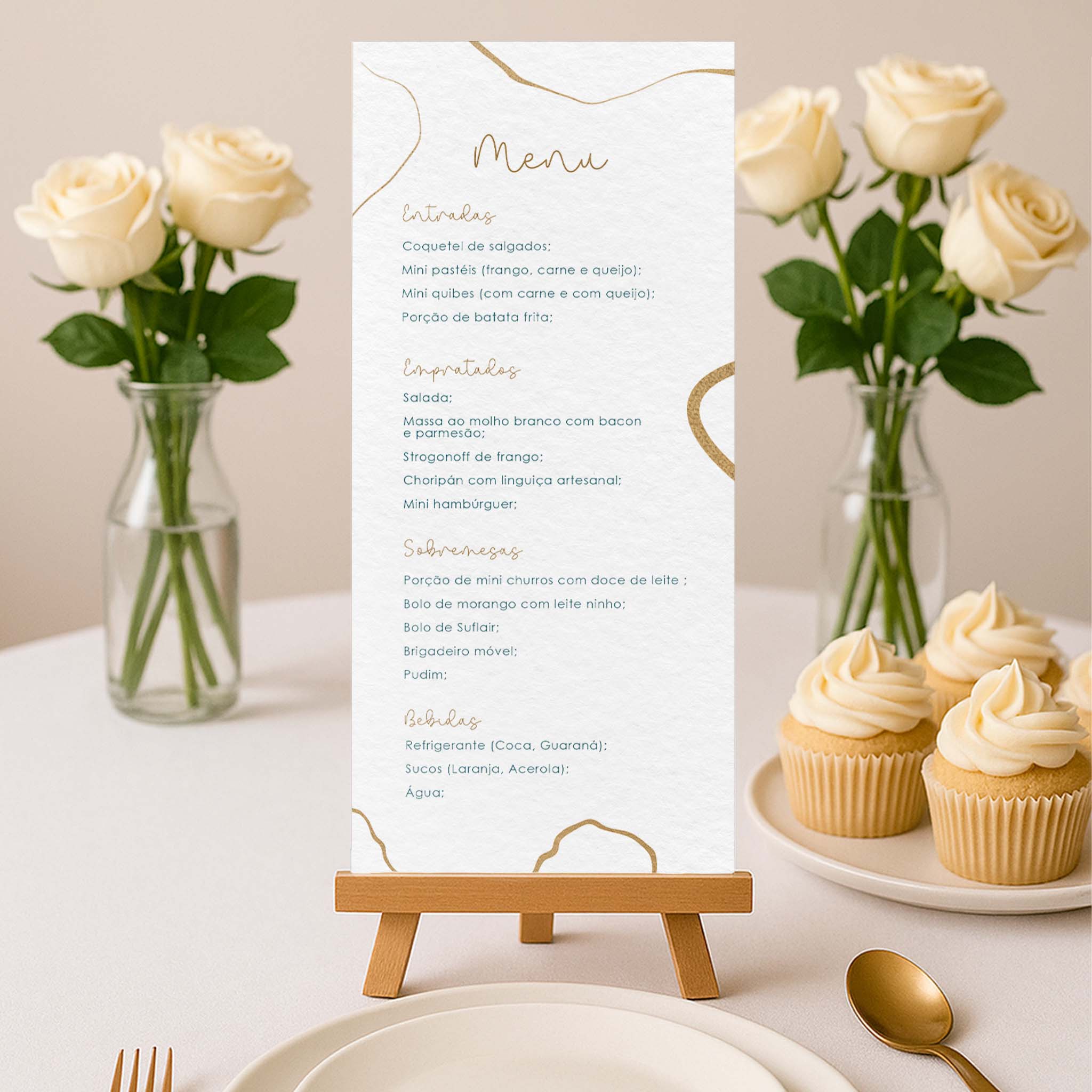 Cardápio minimalista exposto sobre cavalete de madeira em mesa decorada com rosas brancas e cupcakes. Ideal para casamento ou eventos elegantes.