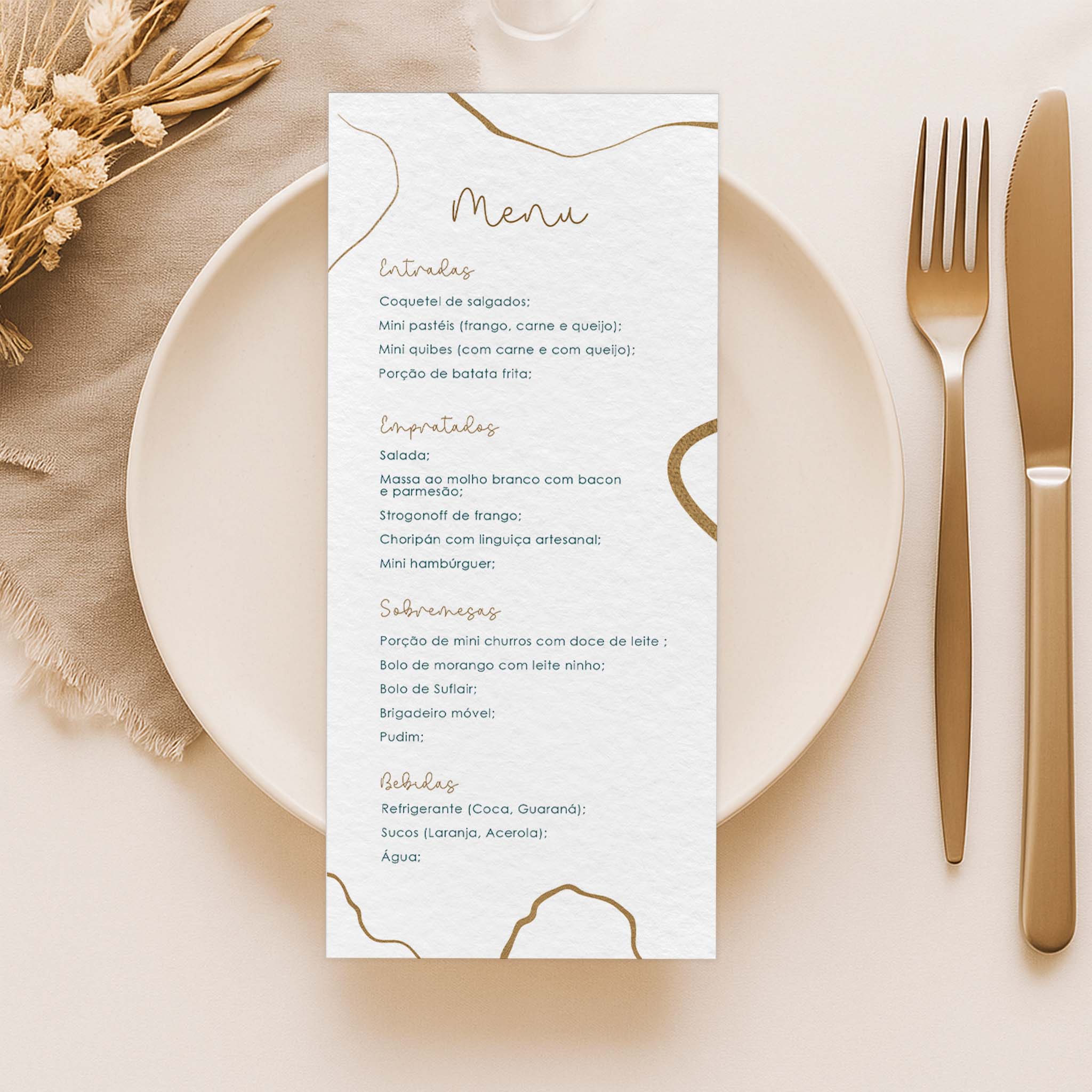 Cardápio minimalista com detalhes dourados sobre prato branco e talheres douradas, em mesa decorada com estilo rústico e elegante. Perfeito para festa intimista.